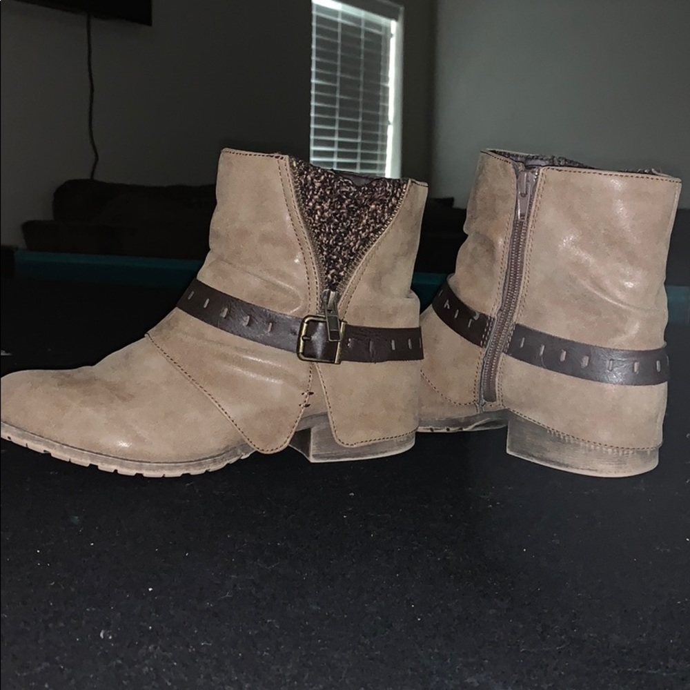 Boots - Picture 2 of 4